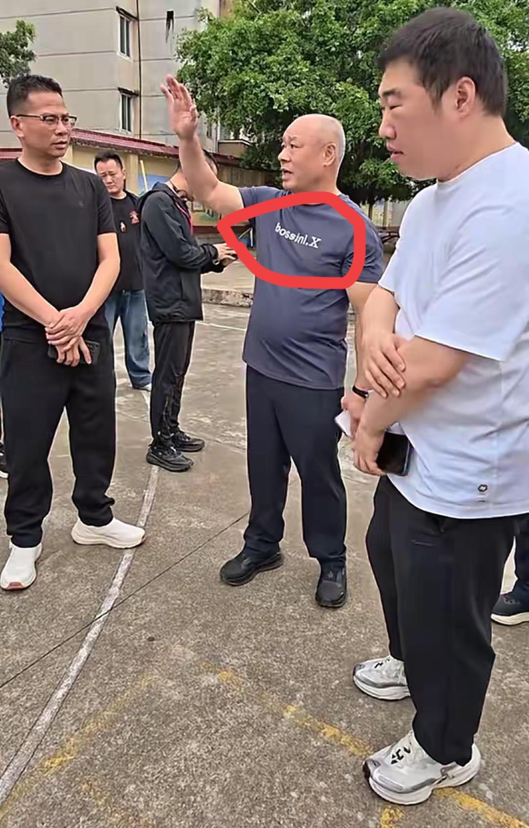 李宁参加活动，穿的衣服是什么牌子的？是不是李宁牌子