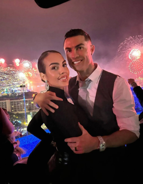 C罗或推迟婚礼 世界杯止步16强，C罗决定把婚礼先放一放。🥺冠军梦碎后办喜事确