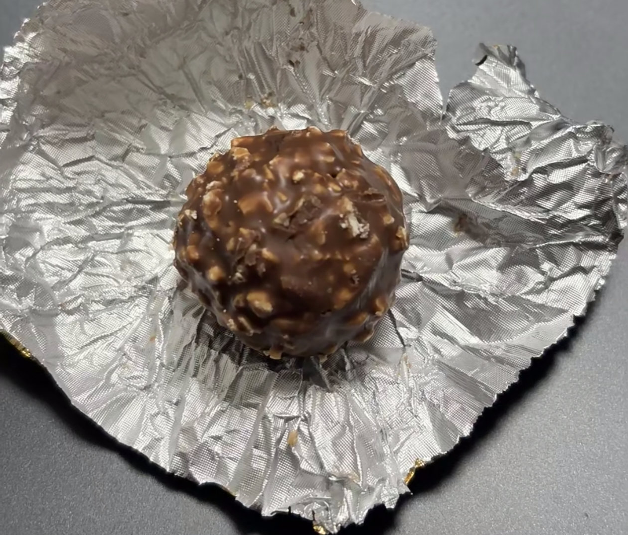 一次费列罗都没吃过，在我眼里这是奢侈品，只有我一个人觉得贵吗？ 