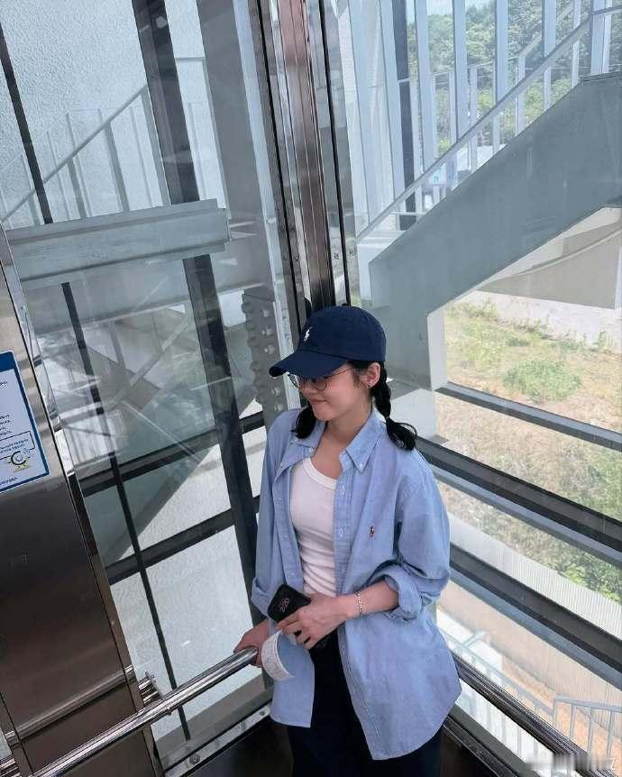 44岁的张娜拉《好搭档2》44岁的张娜拉晒出近况日常照，一如既往的美貌冻龄。岁月