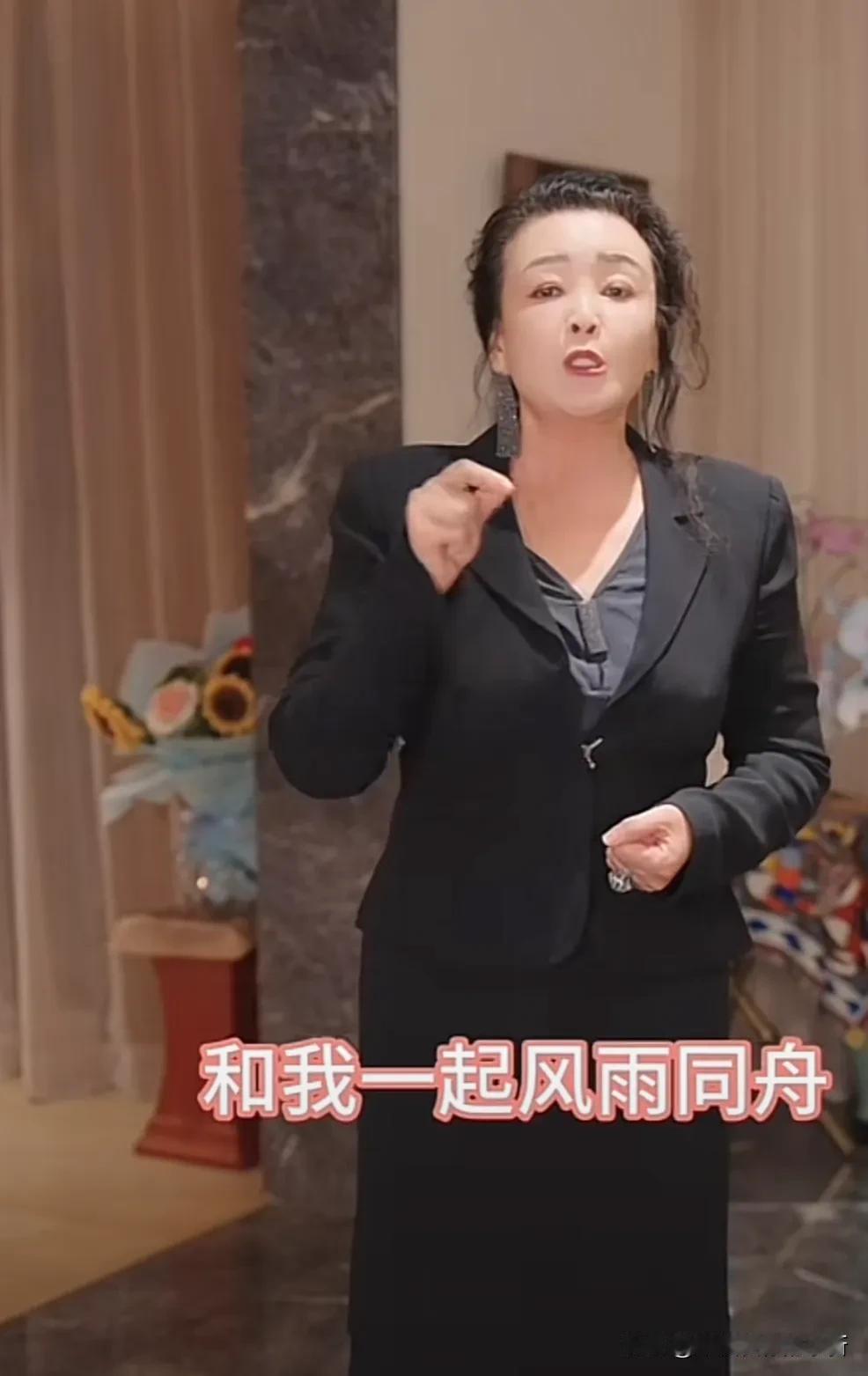 张兰反击了，给出了小部份针对性的证据，以及律师团队的举证附件。张兰点赞了一条网友