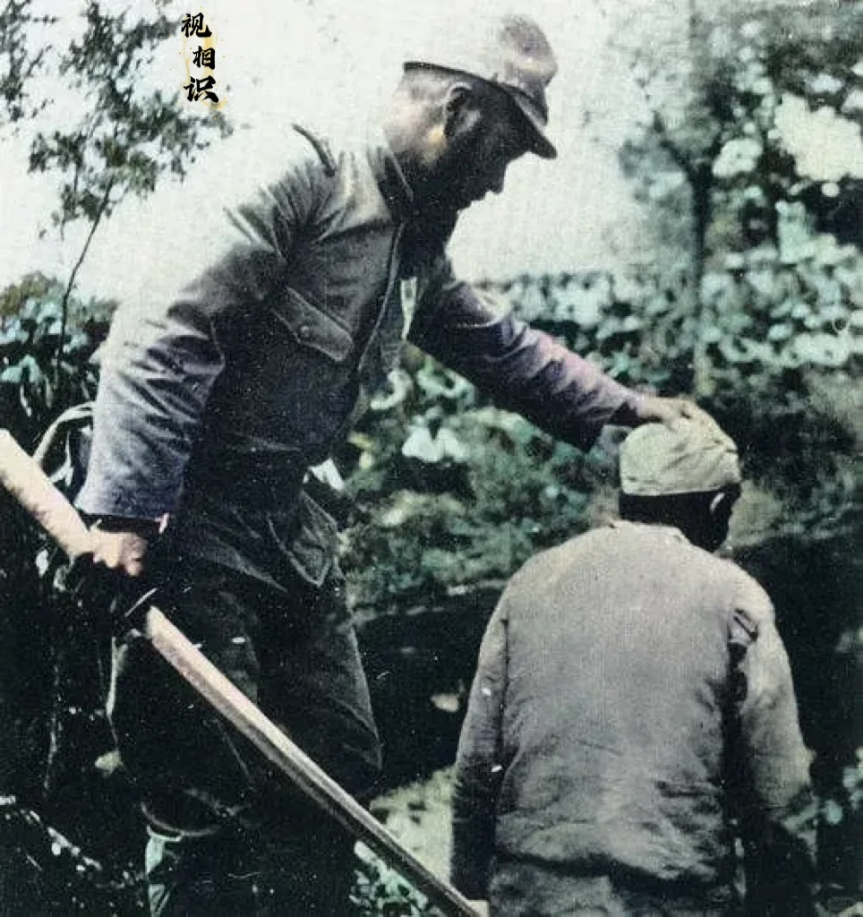 1937年，南京陷落后，一名日军正在准备杀害战俘的场景，这名战俘被要求强行跪在地...