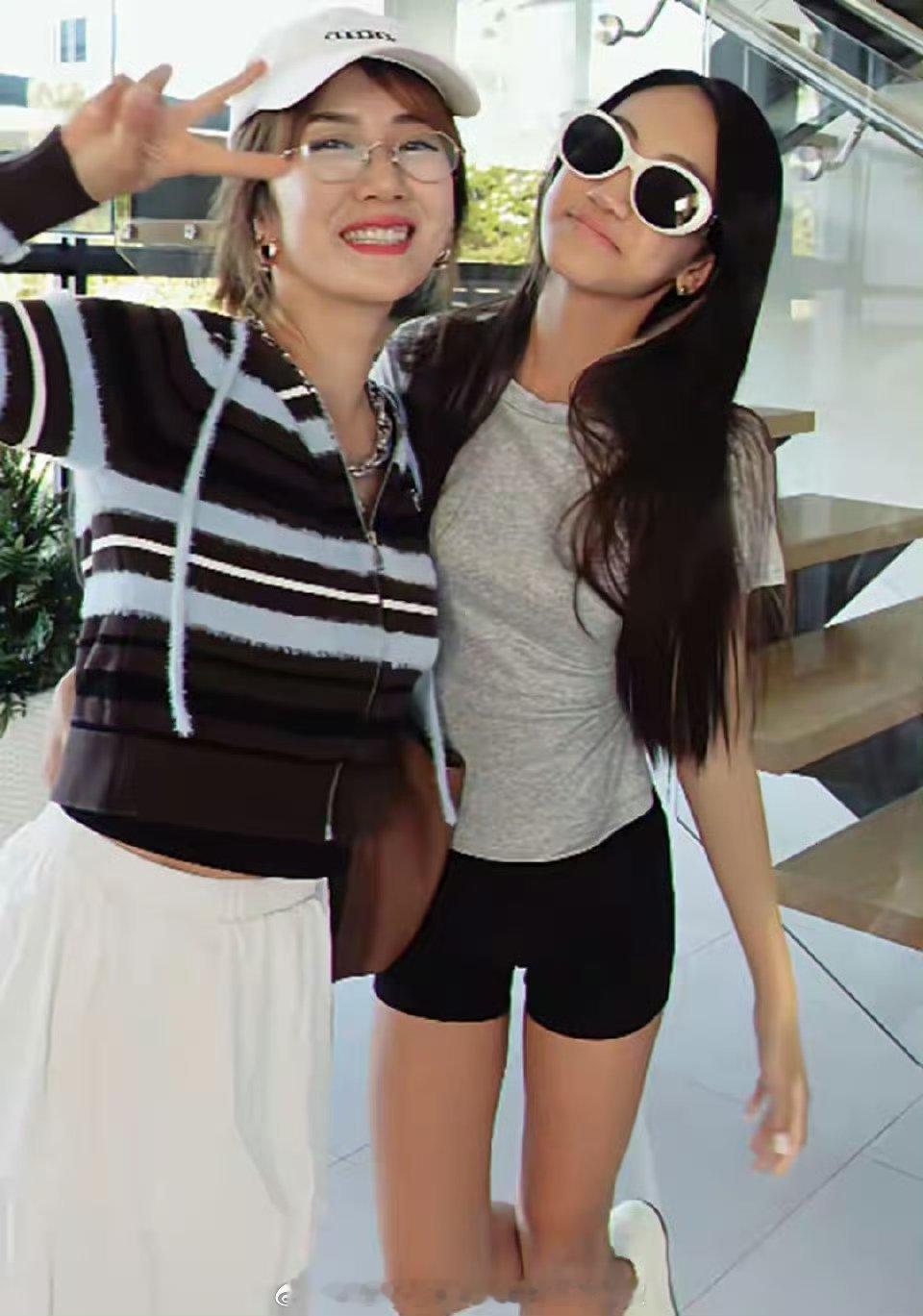 李念14岁女儿正脸女儿真的完全继承了妈妈的美貌基因啊，又高又瘦，气质好好！和妈妈