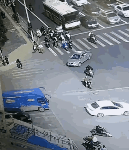 这台肇事车辆的司机，简直就是丧心病狂，感觉他就是故意这么做，对待这种罪大恶极的犯