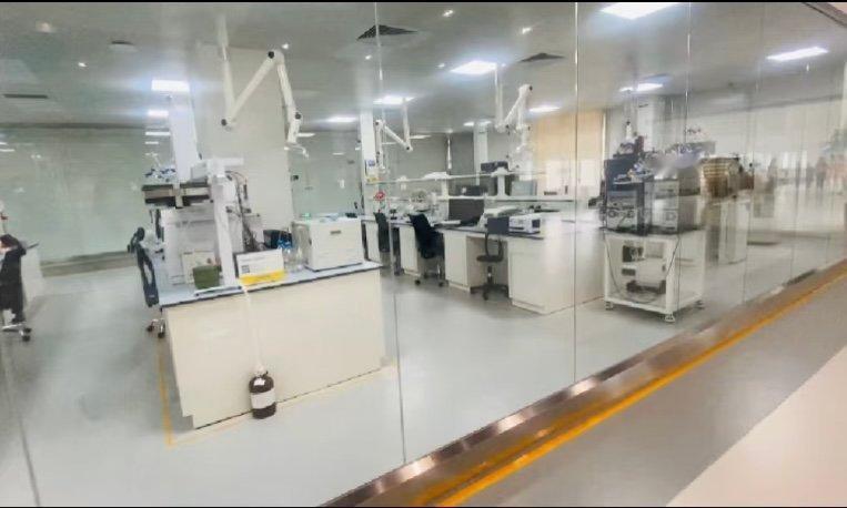 90后家长爱上工厂遛娃 周末带娃们参观了飞鹤工厂，飞鹤自动化工厂不仅是一个高效的