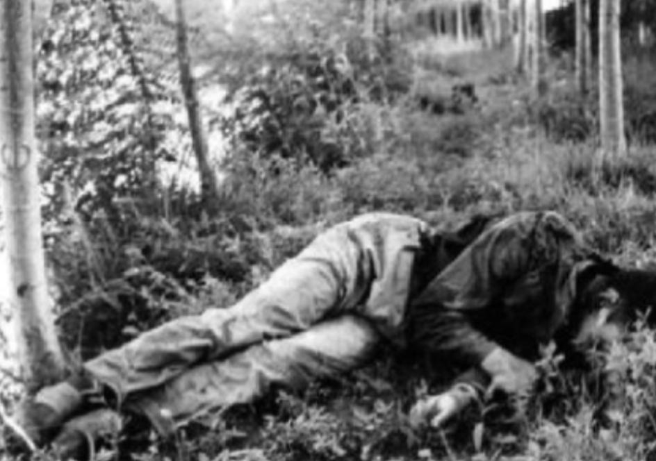 1983年，王宗坊被击毙后蜷缩在地，已经没有生命迹象。长期逃亡让他瘦得皮包骨头，