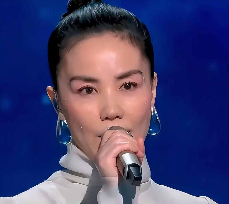 57岁王菲看完演唱会，在晚宴上带着 窦靖童 结识人脉，手中拿着啤酒来应酬，难得见