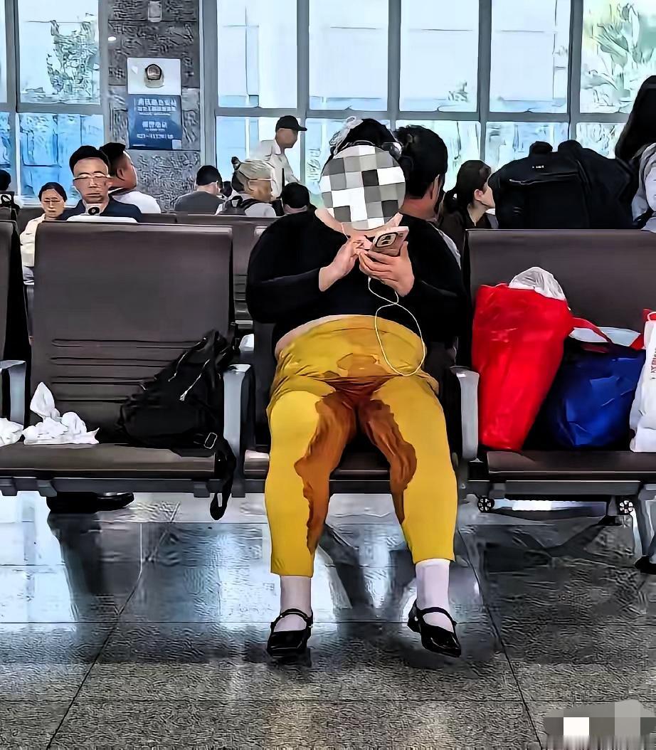 姑娘这身行头穿得，辣眼睛。
在一般人看来，姑娘穿的裤子血里忽拉的，
是来月经了。