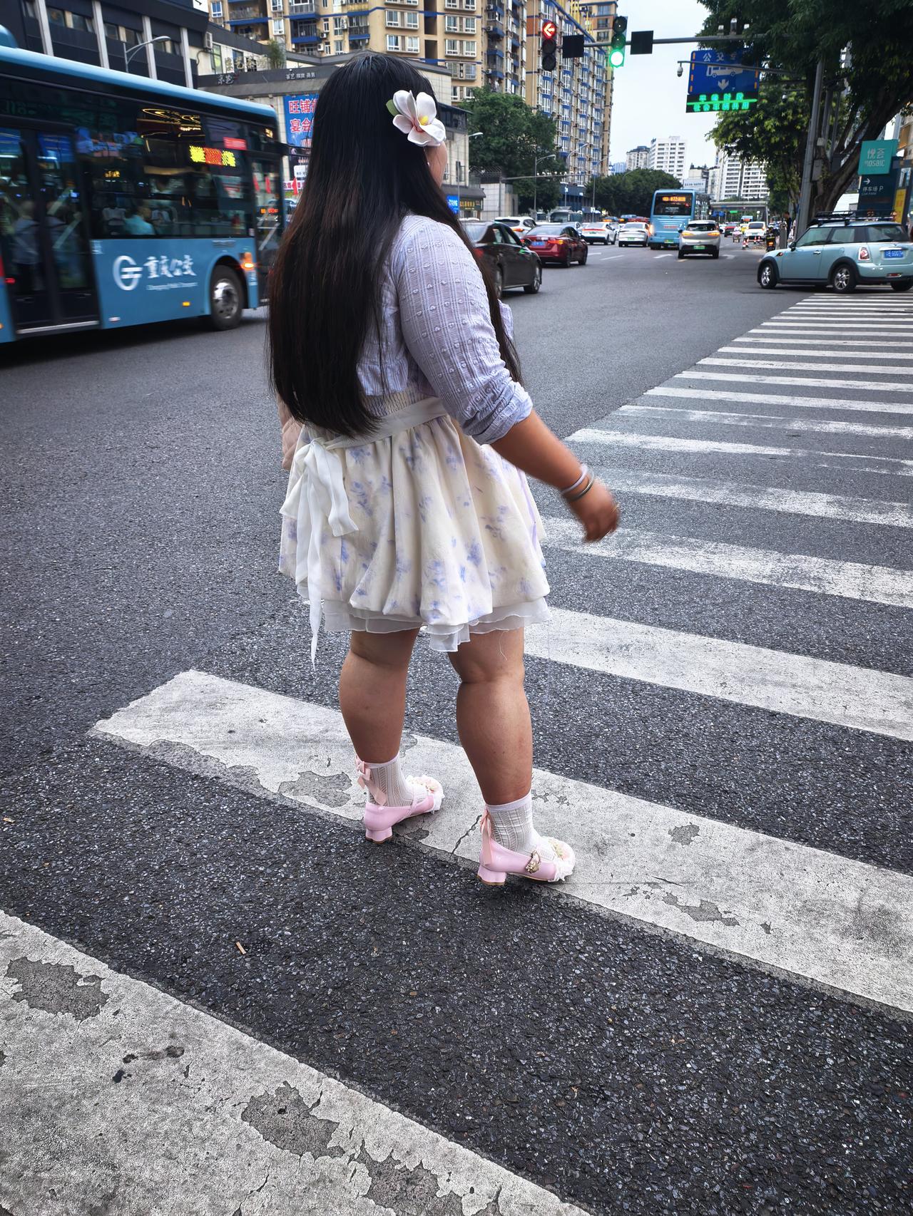 这样的穿衣风格，让我倒回30年，给100个胆我都不敢这样穿，但女孩耳旁的一朵大花