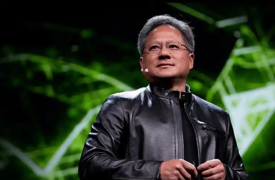 黄仁勋说内存缺货对英伟达是好事，因为企业会被迫选高端产品，而英伟达就是首选。但这