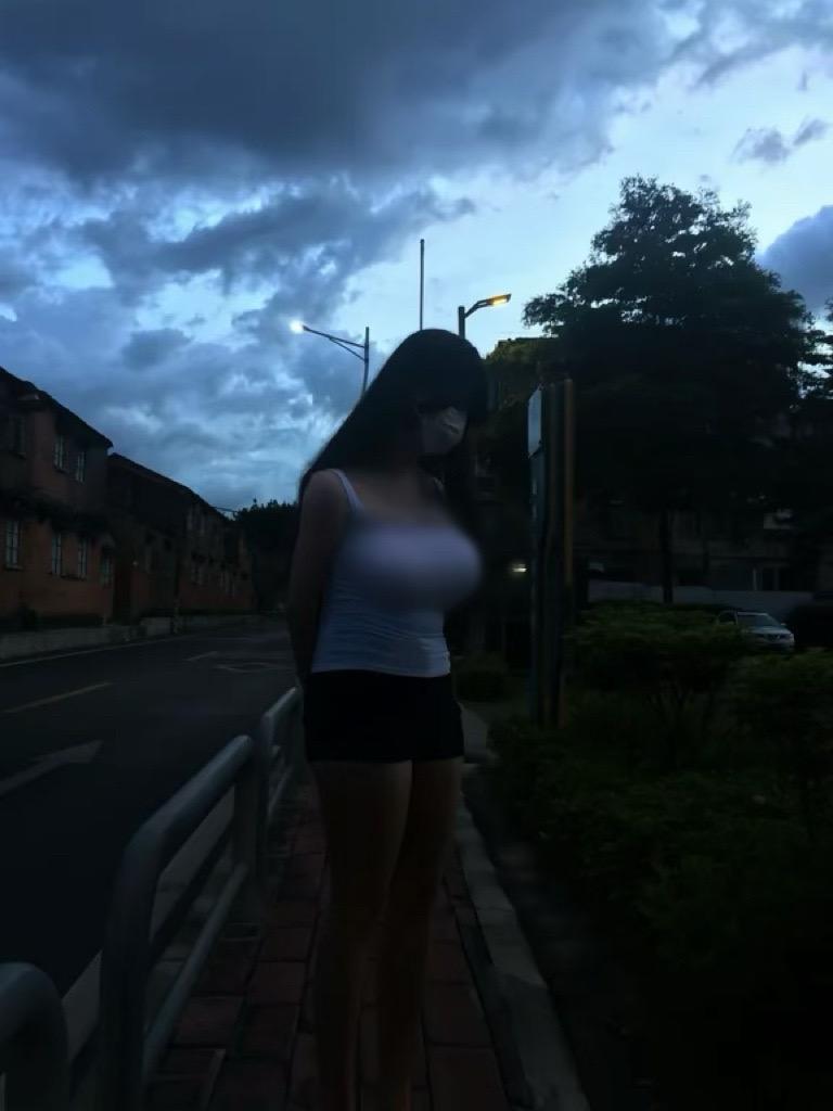 你只能看到我的背影消失在黑夜