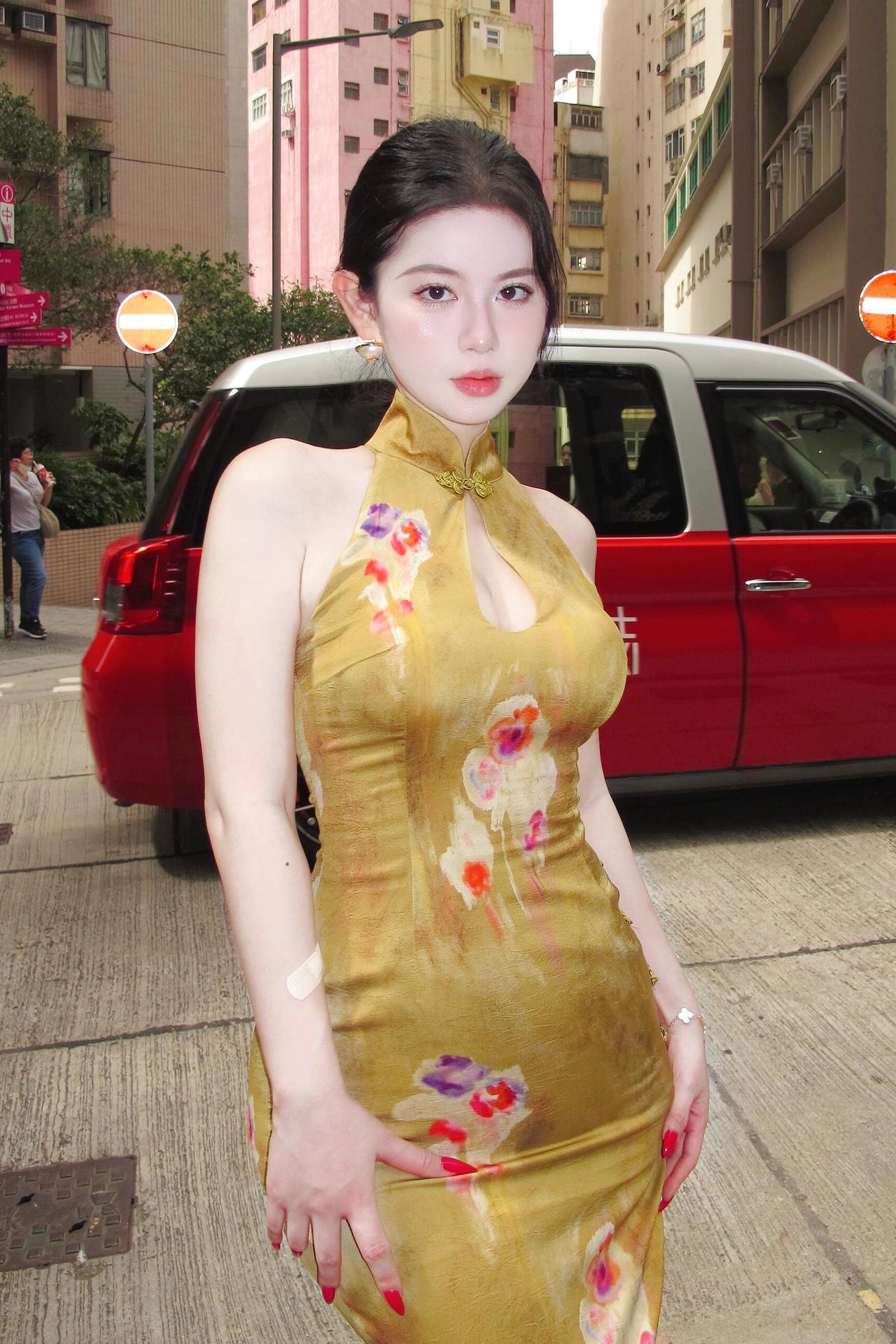 《金缕凝香曲》
金罗裁袂绘芳枝，玉立港街凝黛眉。
镂领轻扬风暗度，开襟漫卷影相随