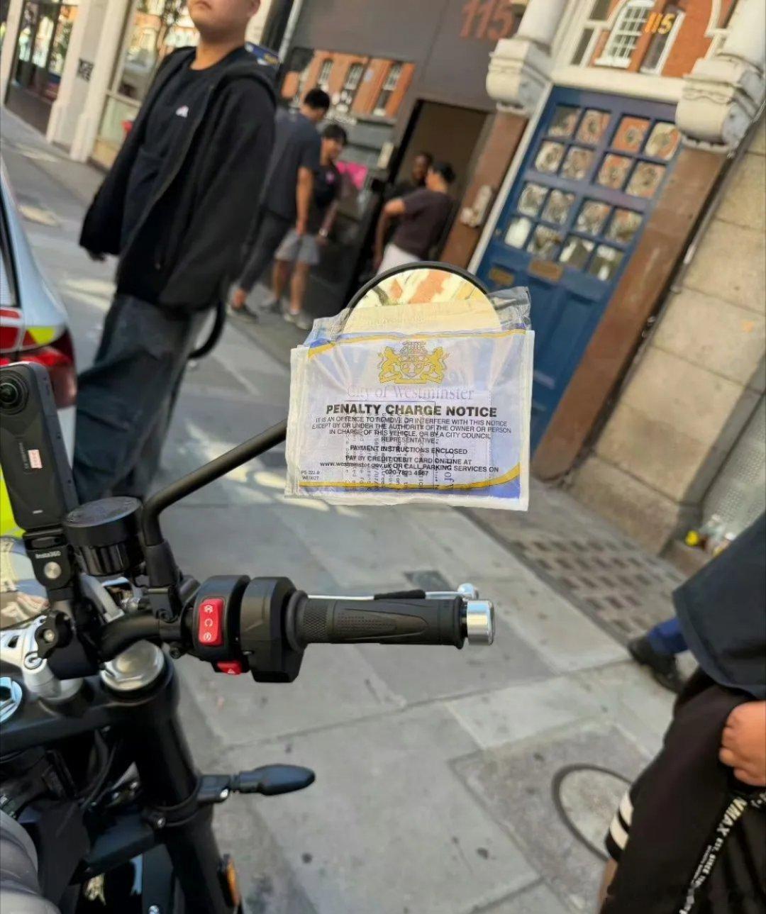 王濛在伦敦录综艺，没想到骑机车上班，第一天就被警察贴了罚单，她直接问粉丝“罚单多
