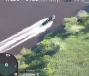 俄军7名海军陆战队员乘坐快艇时被乌军袭击，船员们空中向前翻腾3周半+转体360°