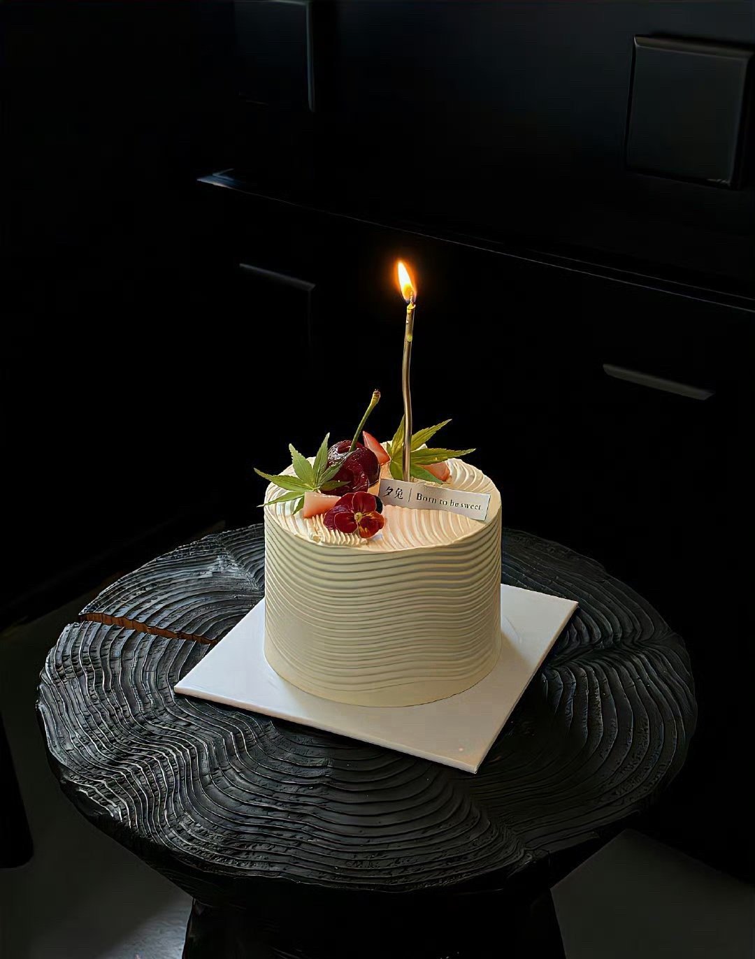 我吃早餐去，一大早下暴雨，找个面包店。反正油没开出来，也没事干。 