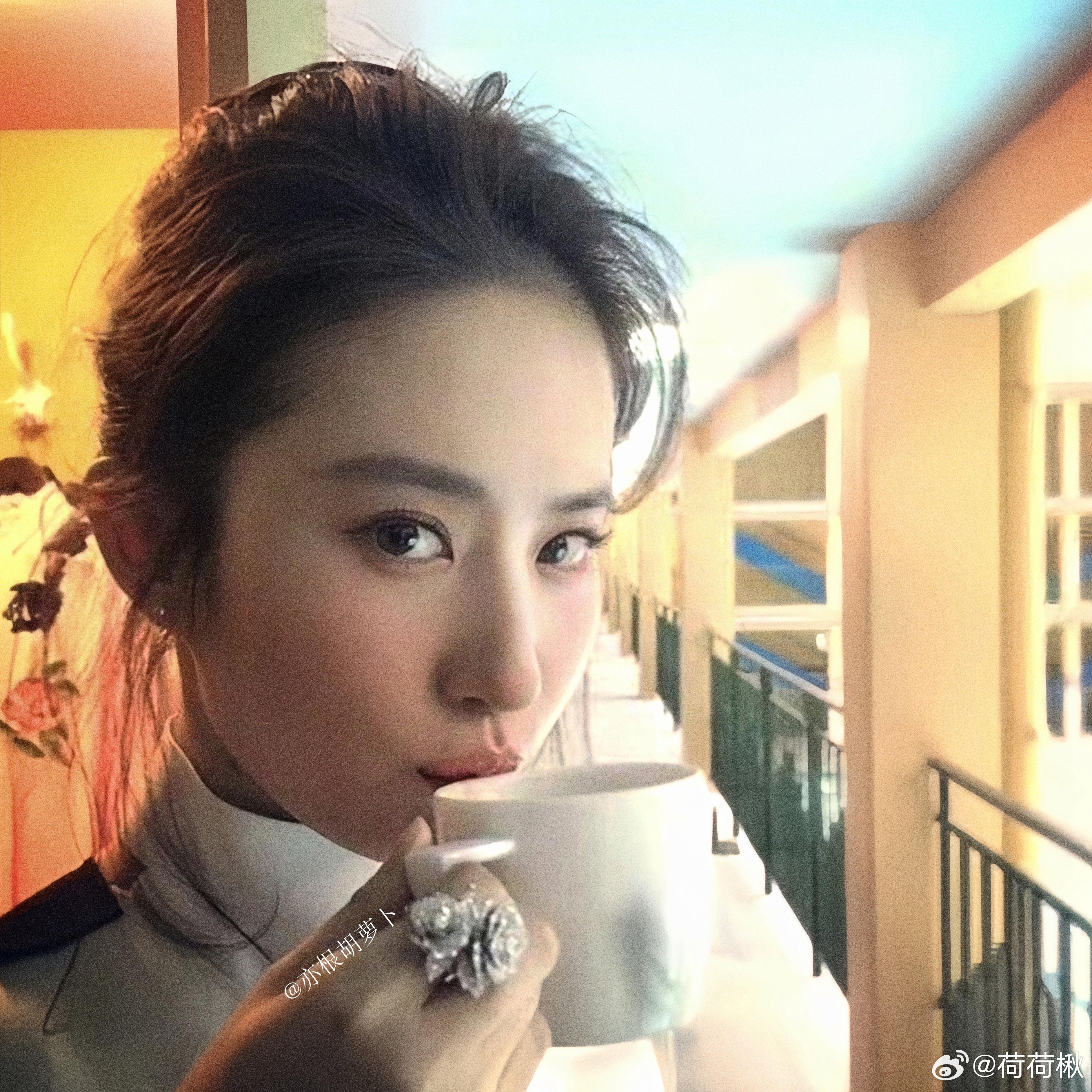 怎么喝个水都这么贵气可以当头像了 ​​​