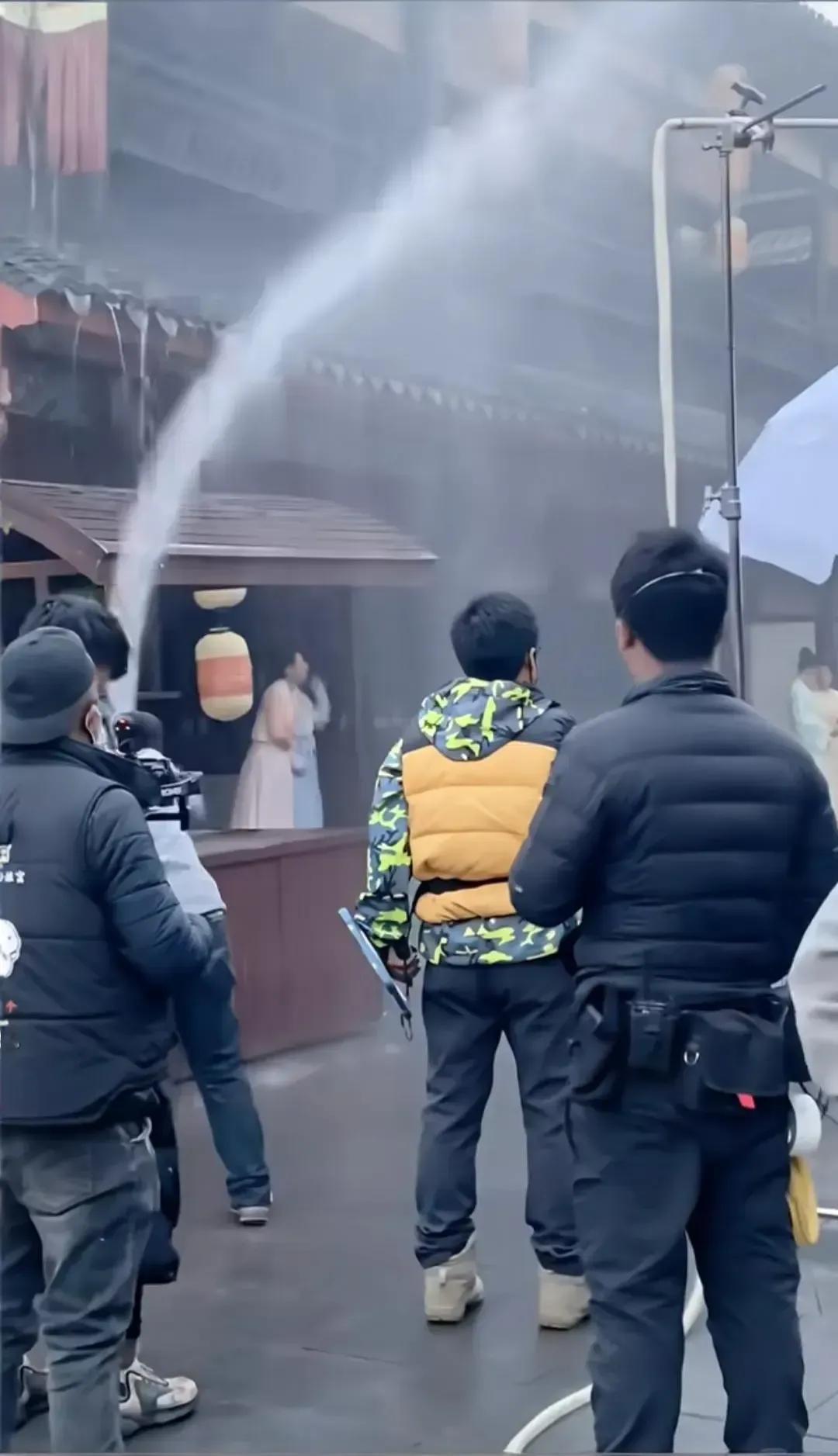 骗了十亿观众的下雨戏，原来是这么拍的！有点想不明白，为啥导演不等到下雨天再拍？