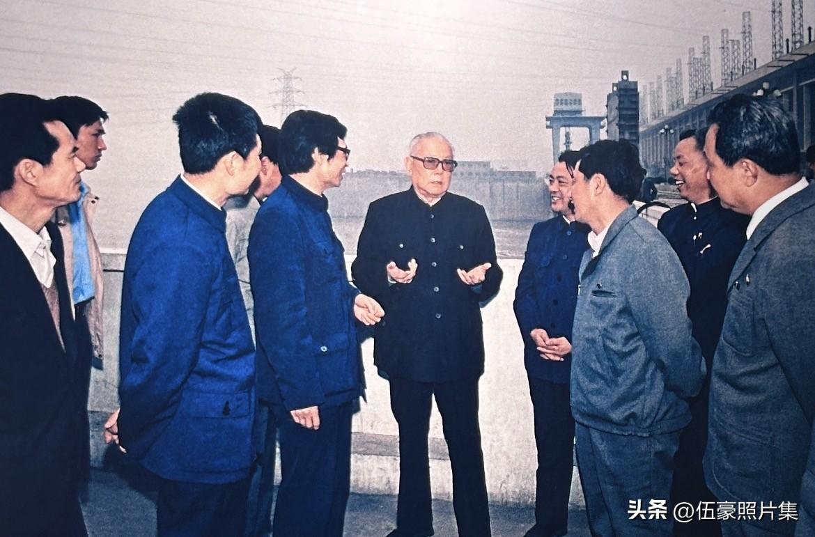 1989年4月20日，李先念第四次考察长江葛洲坝水利枢纽工程。图为李先念与干部职
