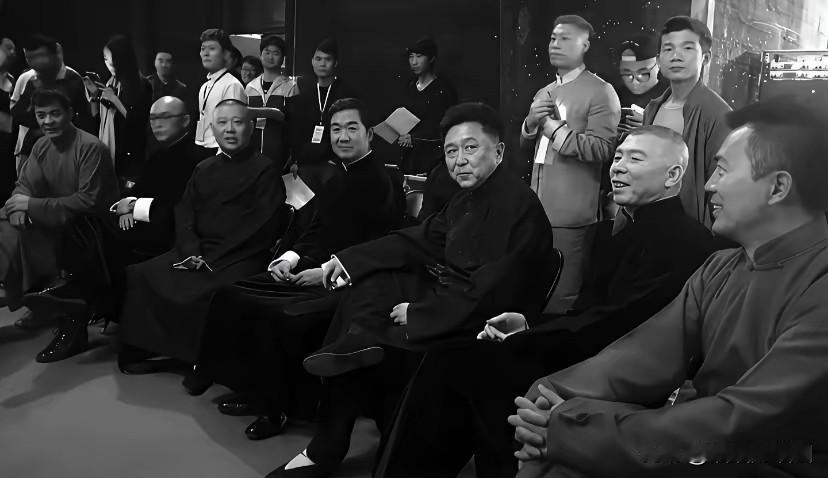 2016年，德云社20周年大庆，风光无限，巅峰时刻！
前排右起：黄健翔，冯小刚，
