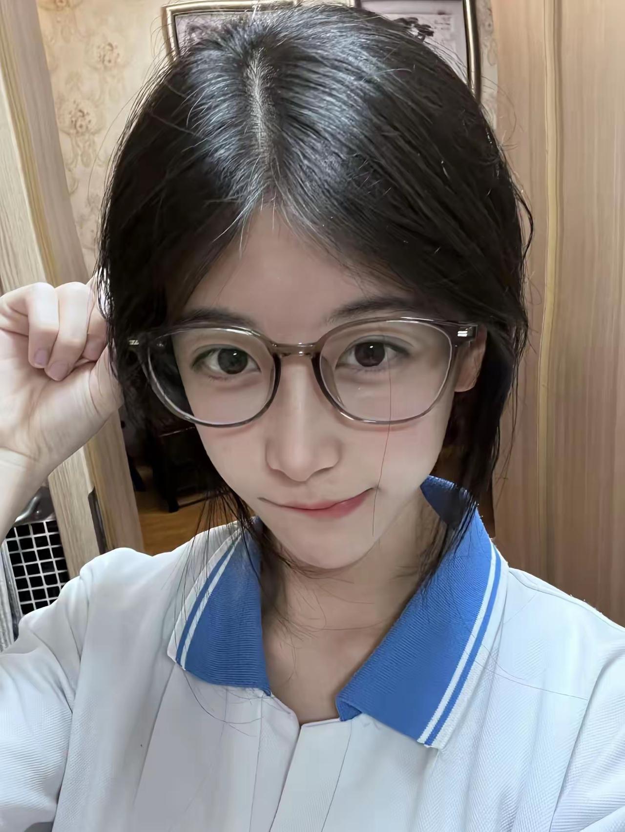 圆框眼镜衬得眉眼干净，一双杏眼清澈透亮，书卷气拉满。眼镜框女孩 温柔甜美眼镜 斯