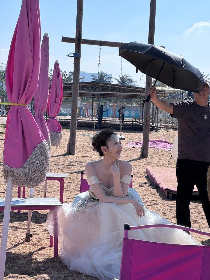 童瑶风格大变不再是棱角分明的都市女性，海风中的童瑶以纱裙玫瑰诠释柔软力量。风格大