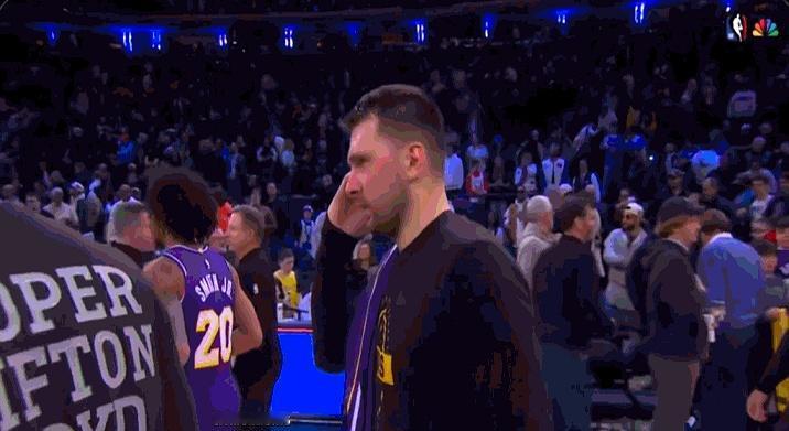 空砍30+15输球，东契奇扭头就给前队友竖中指。
 
湖人100比112输给尼克