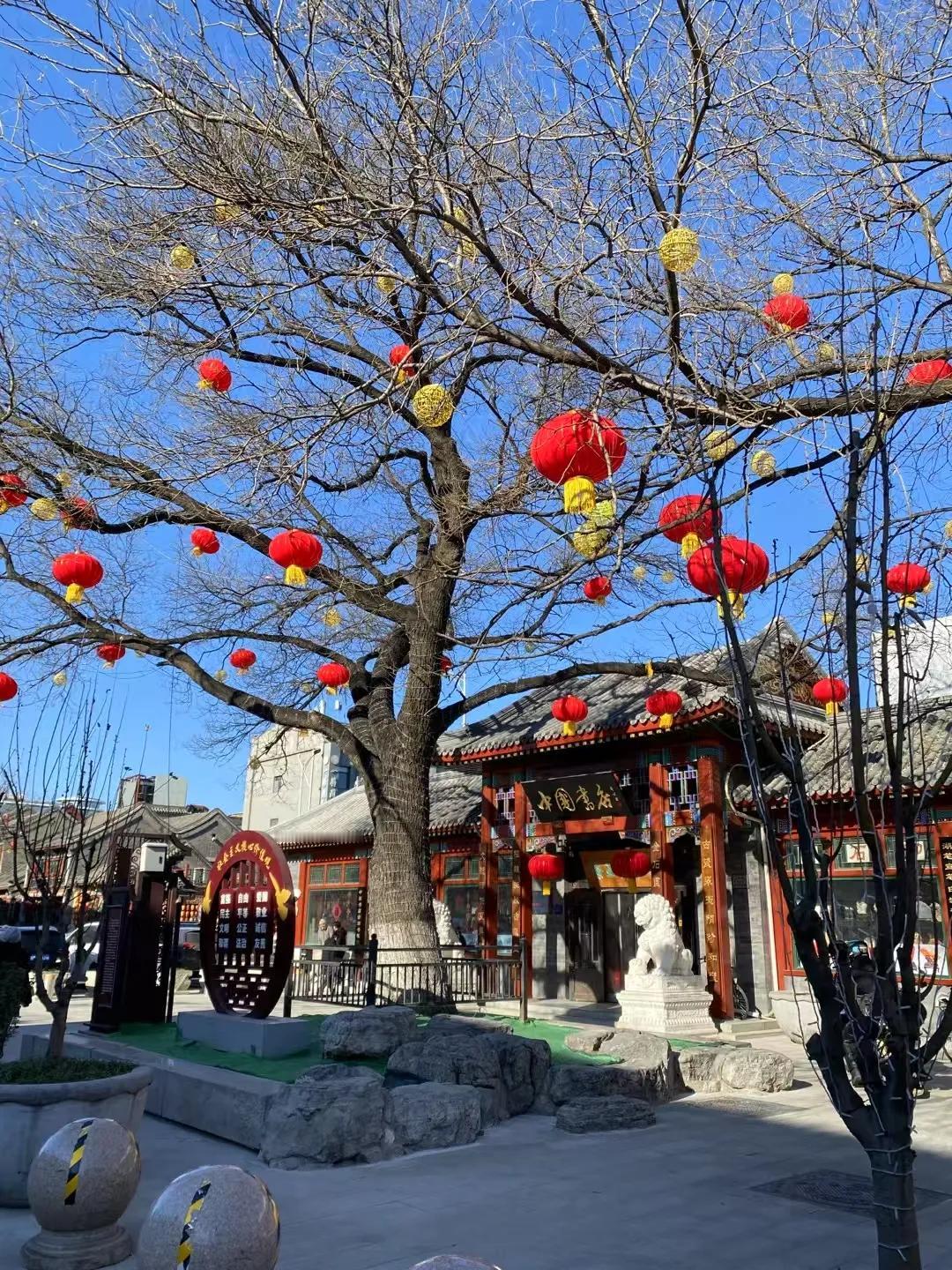 燕京书画社一年一度的“晁谷生肖画展暨邮票&首日封签售活动”，今天上午十点在琉璃厂