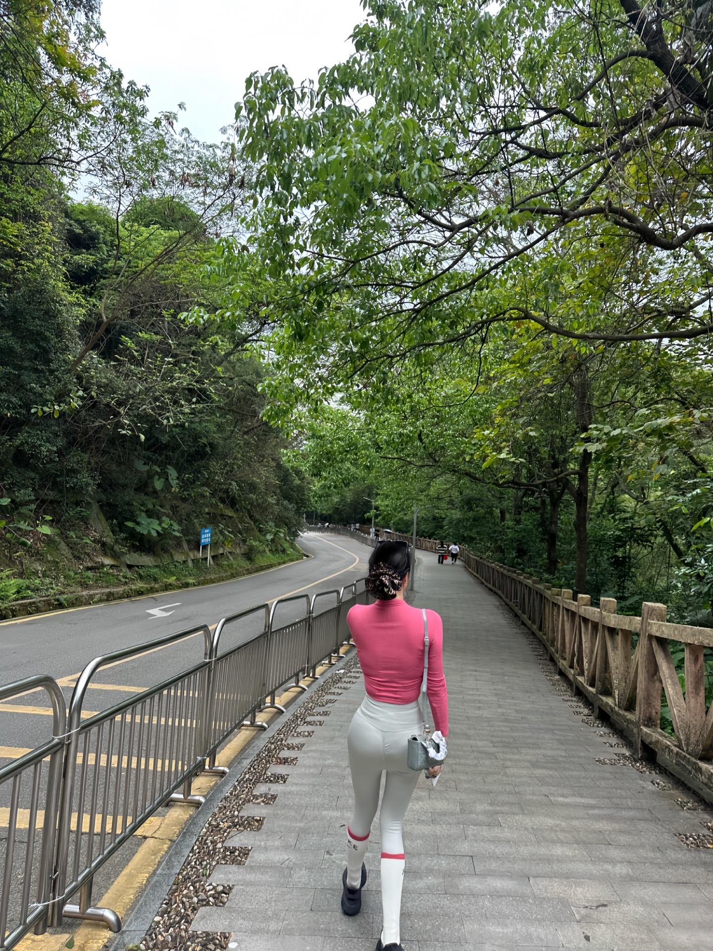 今天是多巴胺运动女孩👧🏻 快出来爬山吧⛰️🏃🏻‍♀️🌲☀️
