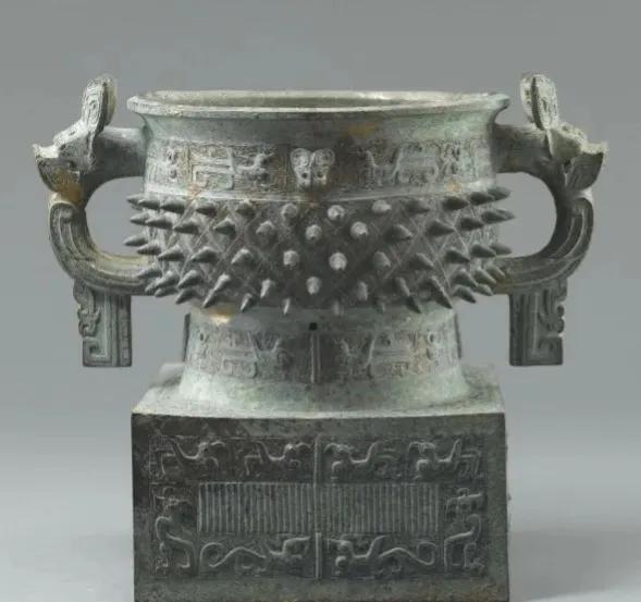 高29.8厘米，口径22.5厘米，1925年陕西宝鸡斗鸡台出土。

簋是盛放饭食