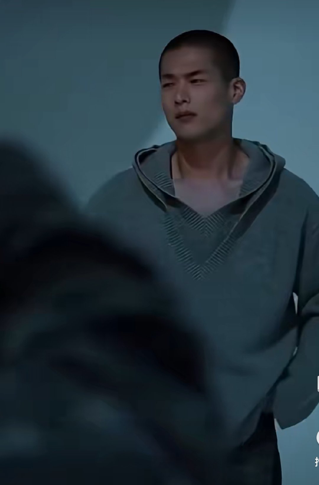  从部队退役的经历太加分了，卢飞扬的寸头造型不是硬凹的，是刻在骨子里的干练，演军