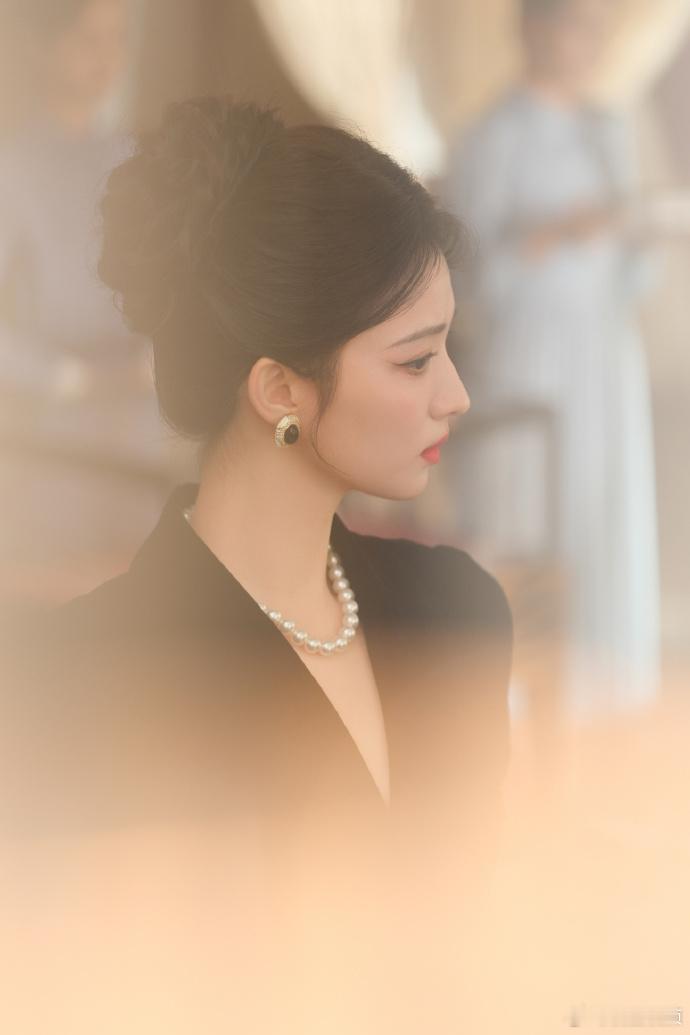 王楚然任素素经济上行的美王楚然完全千金感红装衬得气质明艳，素裹藏住细腻柔软，王楚