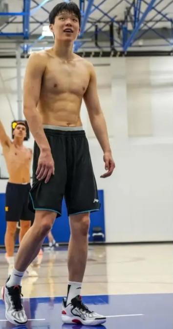 杨瀚森就该首轮末被雷霆选中，那样机会绝对比现在多！

开拓者这赛季打得很不错，看