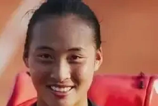 别人打热身赛刷存在感，她直接“消失”了两个月。
每天雷打不动400个发球，目标不