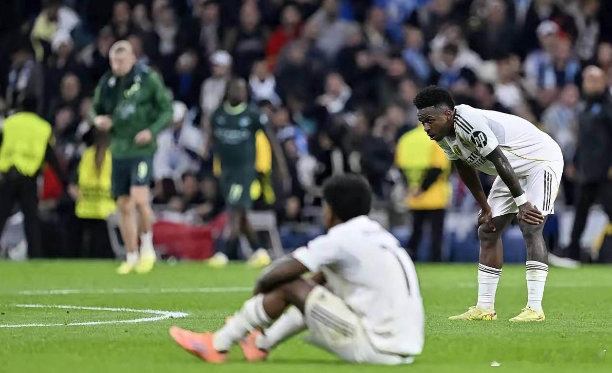 皇马1-2曼城。比赛其实踢得很平淡。皇马这边，罗德里戈一年进不了几个球，可踢曼城