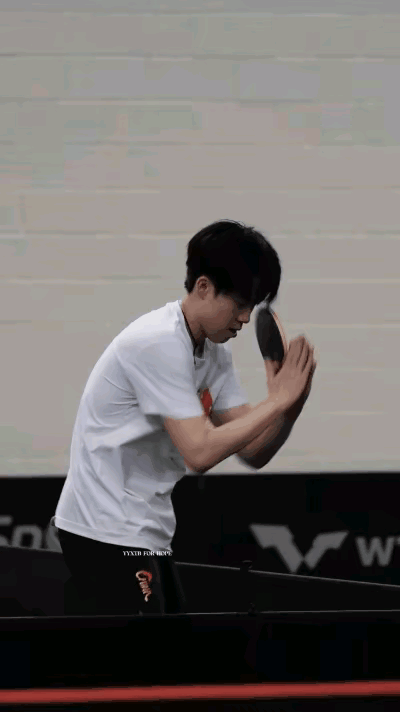 王队这手语也不错呀，这大概是低谷期时，妈妈给他求的佛牌
赛前训练时，韩国队友问他