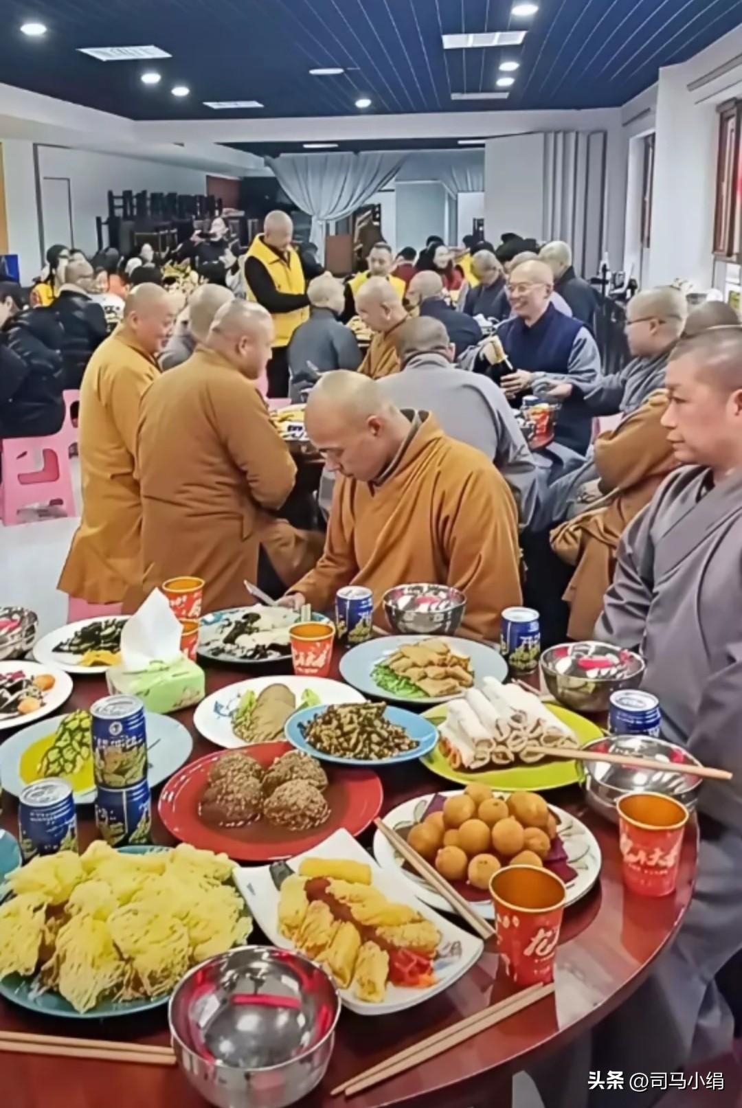 和尚为何长得那般胖？道士为何长得如此瘦？
看过和尚和道士用餐时的饭菜后，才恍然大