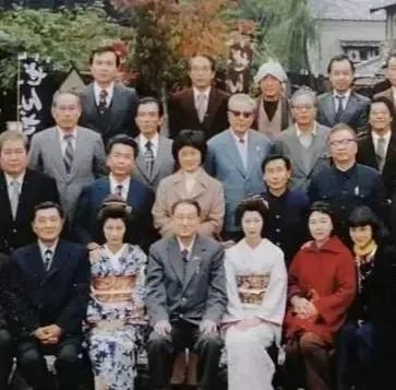 三分长相，七分打扮
这两张照片都是1979年出访日本时拍的
图一的张金玲完全像个