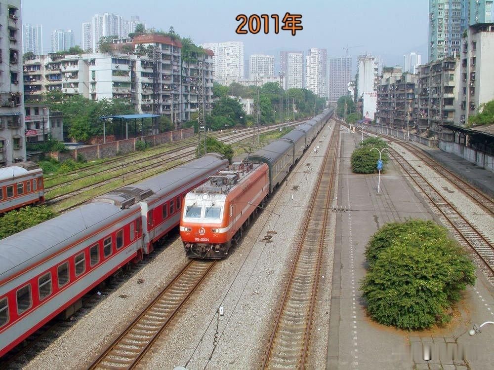 相隔十五年拍摄的铁路沙坪坝站，图1是在老沙坪坝站即将停用改造时在天陈路跨线桥上拍