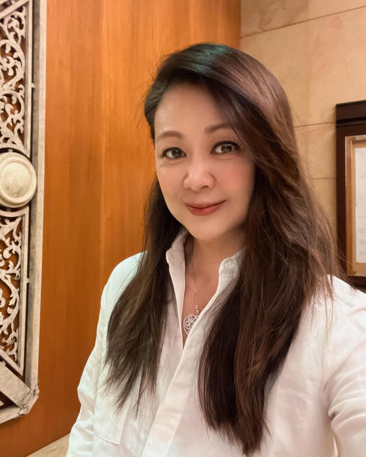 她当年在香港乐坛好过一段时间，著名歌曲有《别问我是谁》、《问你问我》、《伴你一生