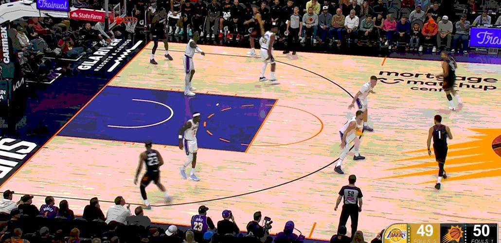 湖人经常用上线的无球防守人进行early help，试图限制持球人的进攻，实际上