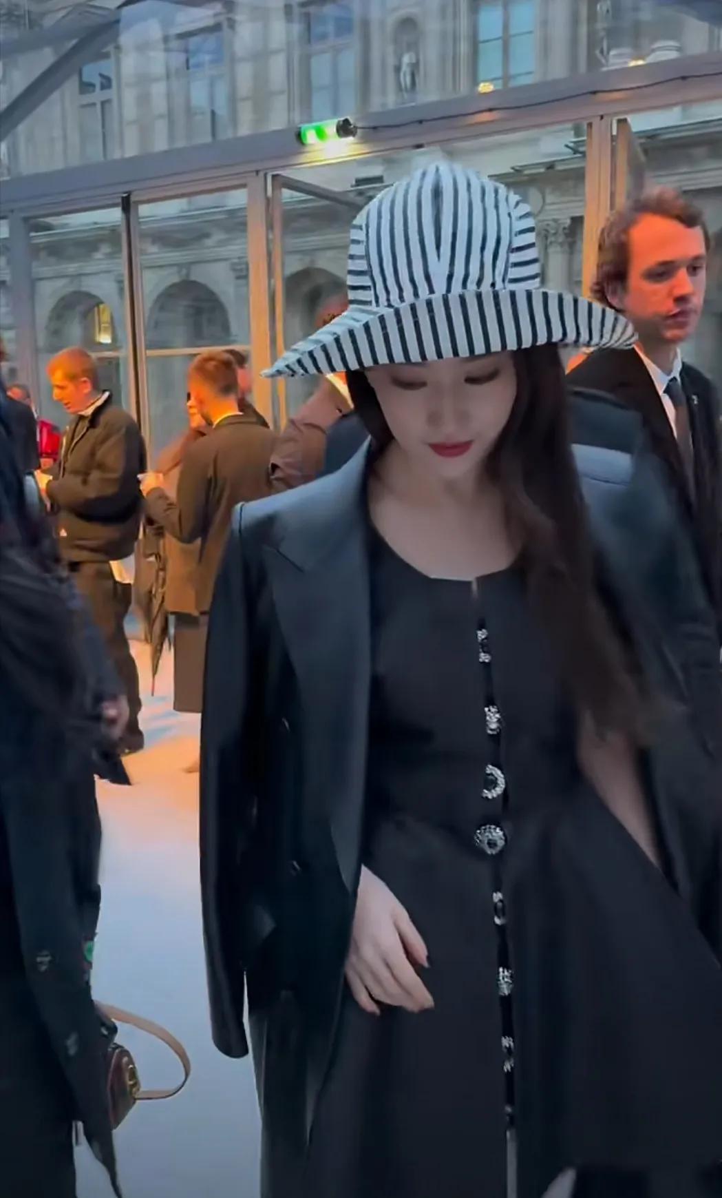 巴黎时装秀看到了刘亦菲，她的气场好强大呀，有辨识度的美就是不一样，气质真的很好，