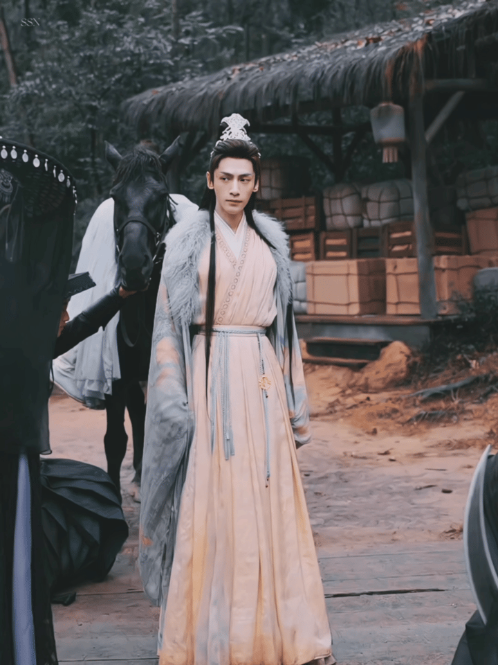 在长月烬明里，罗云熙不仅把没有情丝演得足够到位 只是缺了情丝而不是缺了脑子而且还