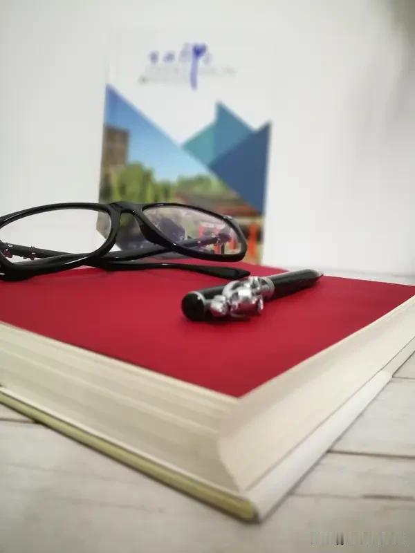 翻开书页，文字便是我一辈子的挚友。失意时，它抚平内心焦躁；迷茫时，它指引前行方向