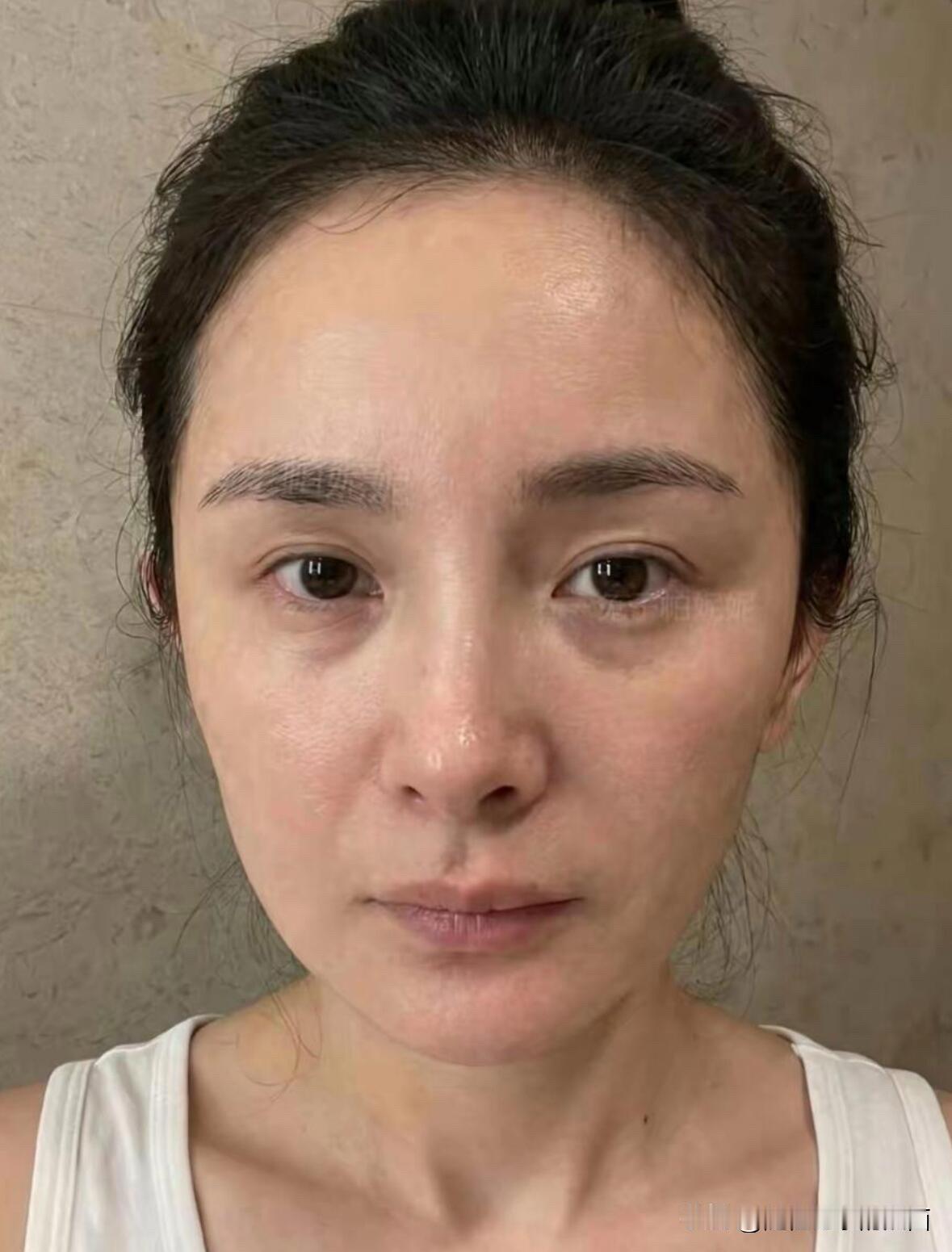 女人到了40素颜确实看不下去了，满脸的油腻，感觉不化妆的她辨识度还更高一些，一眼