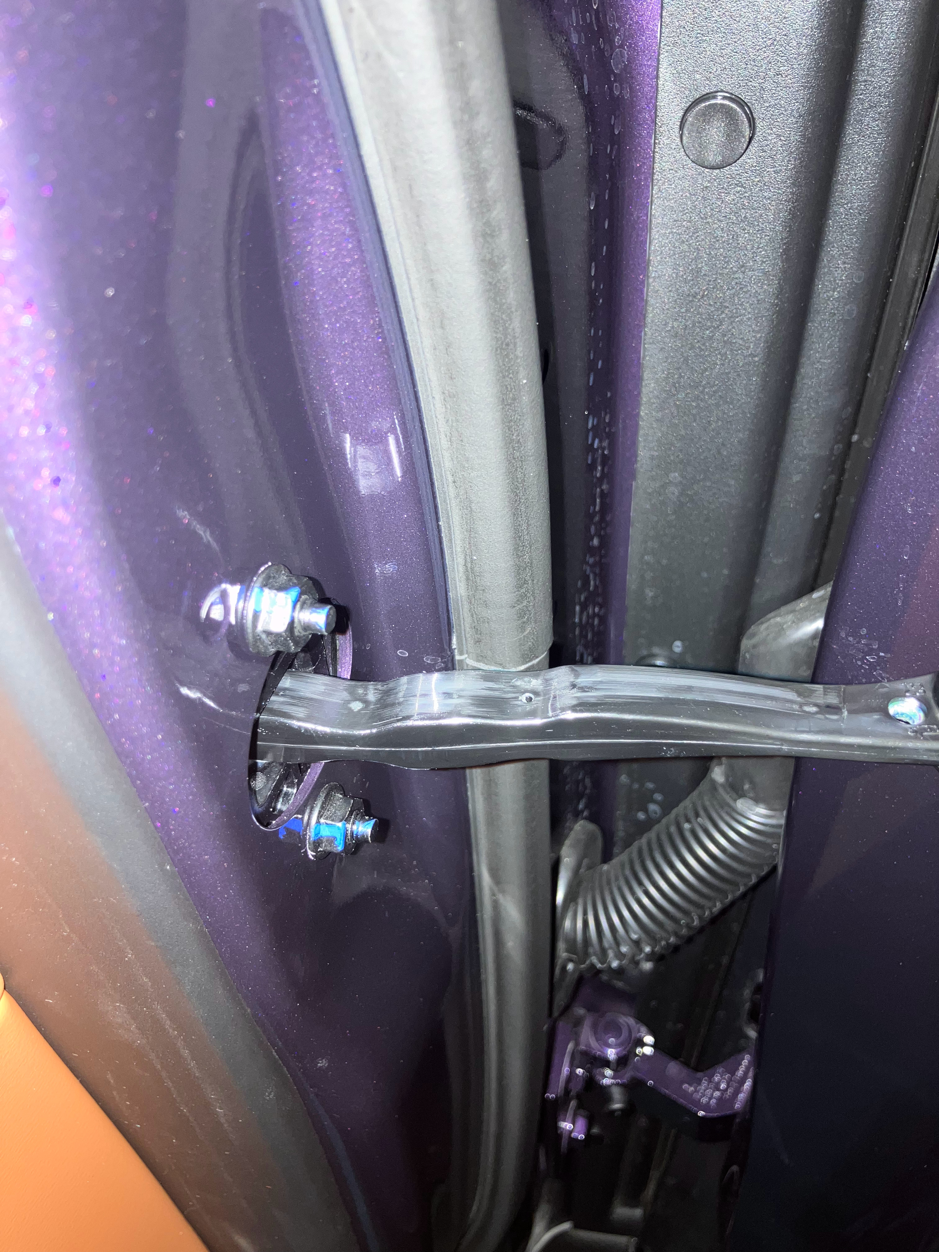 某40万的车还是和面包车一样的限位器安装方式。产线设备可以通过购买迅速更新，但是