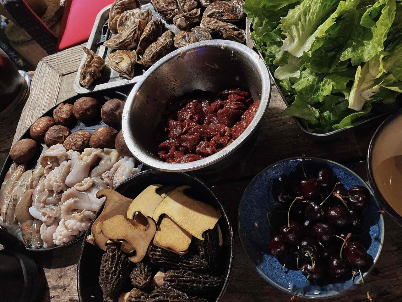 自己种的生菜🥬，这可是能生吃的菜！就种了一百来棵，我老公不让整棵拔，只能剥叶子