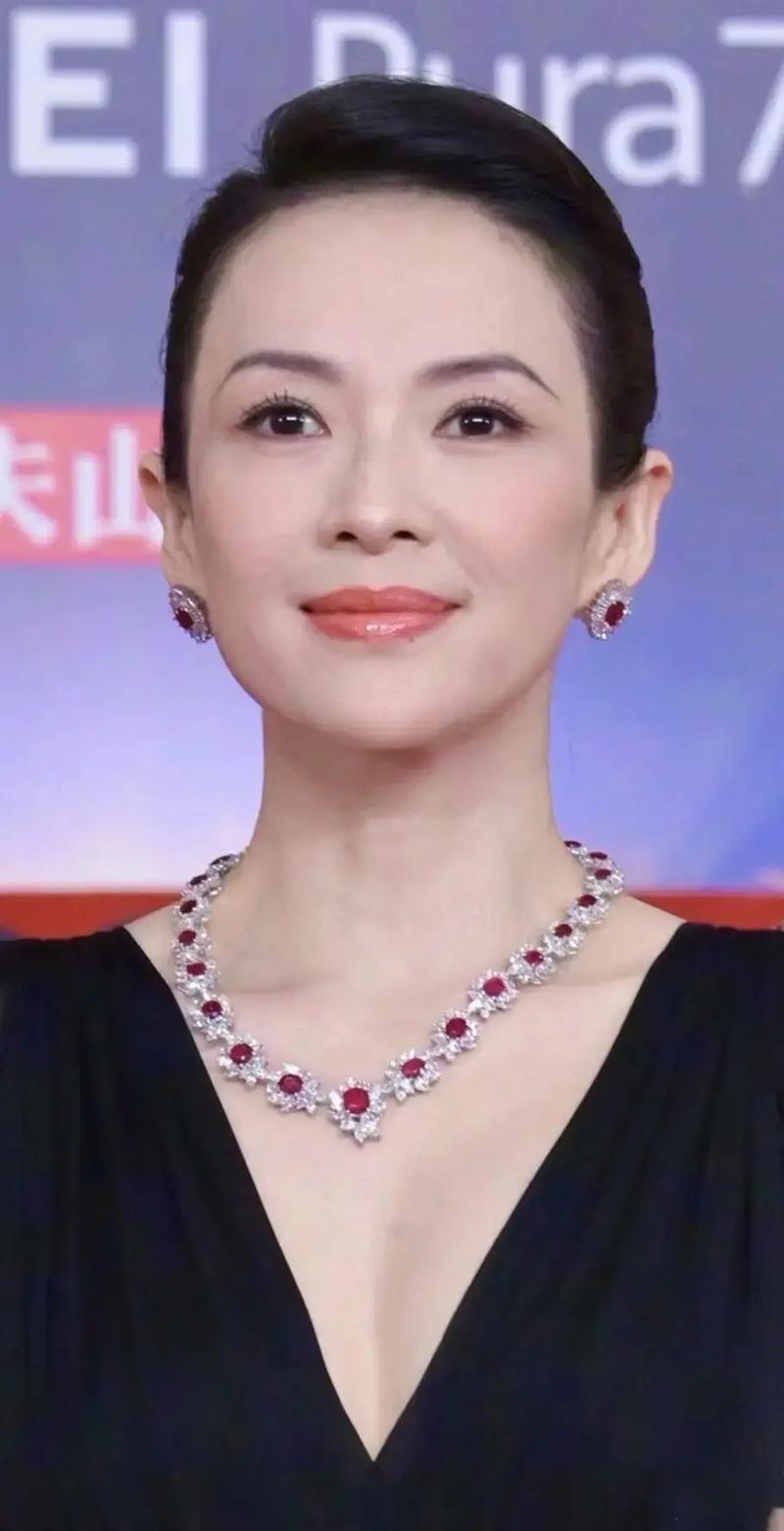 直到看到郭晶晶和章子怡第一次见霍家时的穿着与表现，才真正明白为什么一个成了霍家引