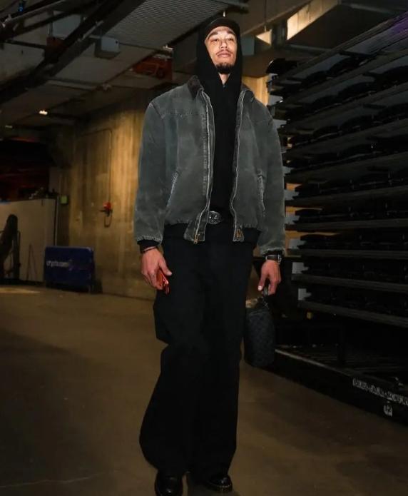 下面是一条关于湖人中锋海斯伤情的新消息！今天湖人主帅雷迪克在接受媒体采访时，聊到