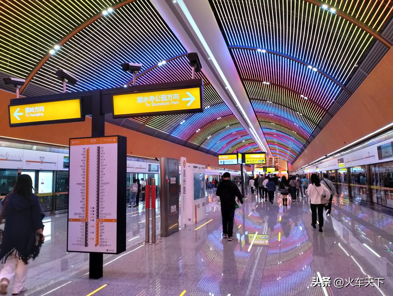 这个季节是乱穿衣的时候，一出太阳就觉得热，穿一件就够了，甚至穿个短袖都不会觉得冷