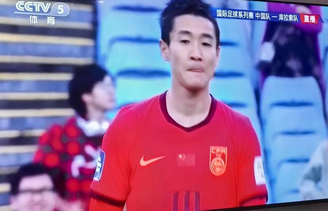 新一届国家队首球来了！韦世豪接张玉宁头球做球，调整两步，大力抽！有了！[赞][赞